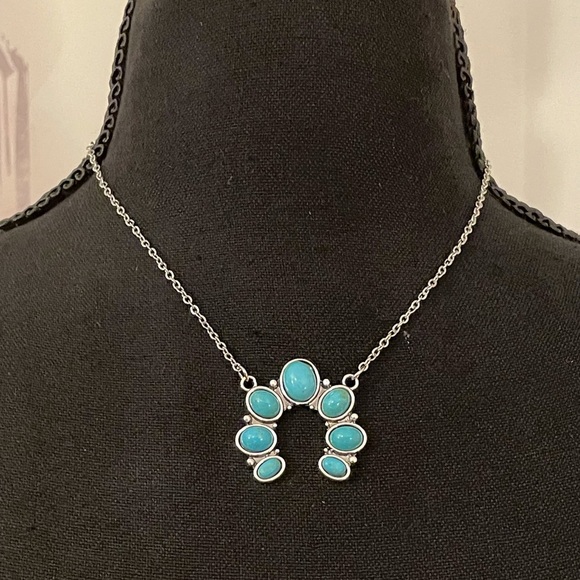 Jewelry - Faux Turquoise Cluster Necklace